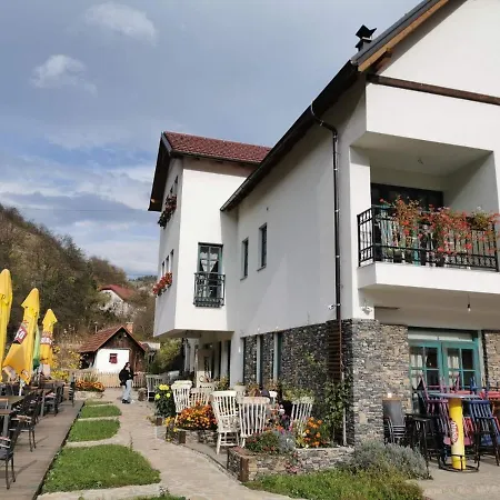 بيت شباب Restoran Mlin